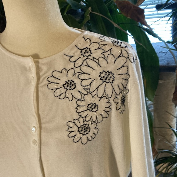 Cardigan by Liz Claiborne petite. - Picture 2 of 7